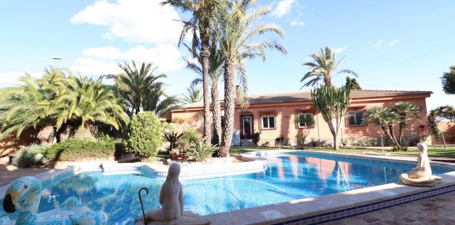 Villa Torrevieja, Alicante, Spain 5 bedrooms, 380 sq.m. No. 115499