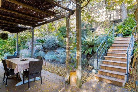 Villa for sale in Teia, Barcelona, Spain 4 bedrooms, 293 sq.m. No. 150345 - photo 9