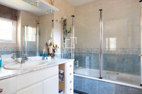 Villa for sale in Teia, Barcelona, Spain 4 bedrooms, 293 sq.m. No. 150345 - photo 17