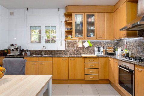 Villa for sale in Teia, Barcelona, Spain 4 bedrooms, 293 sq.m. No. 150345 - photo 5