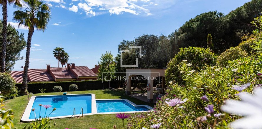 Villa in Teia, Barcelona, Spain 4 bedrooms, 293 sq.m. No. 150345