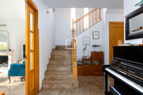 Villa for sale in Teia, Barcelona, Spain 4 bedrooms, 293 sq.m. No. 150345 - photo 13