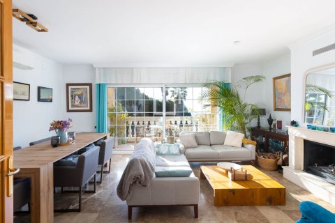 Villa for sale in Teia, Barcelona, Spain 4 bedrooms, 293 sq.m. No. 150345 - photo 2