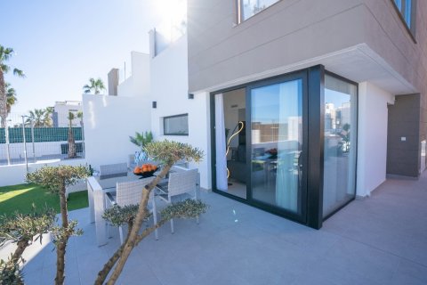 Villa en venta en Guardamar del Segura, Alicante, España 4 dormitorios, 140 m2 No. 144847 - foto 4