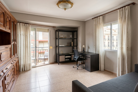 Apartment in Valencia, Spain 4 bedrooms, 79 sq.m. No. 167935