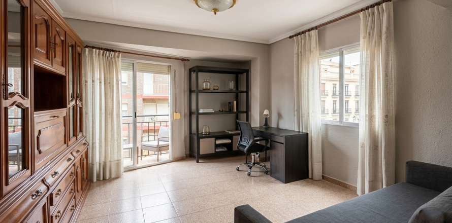 Apartment in Valencia, Spain 4 bedrooms, 79 sq.m. No. 167935