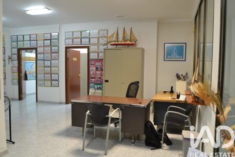 Продажа коммерческой недвижимости в Кастельон-де-ла-Плана, Кастельон, Испания 4 спальни, 203м2 №185162 - фото 6