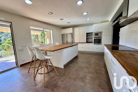 Lägenhet till salu i Arenys de Munt, Barcelona, Spanien 4 sovrum, 228 kvm. Nr. 152976 - foto 15