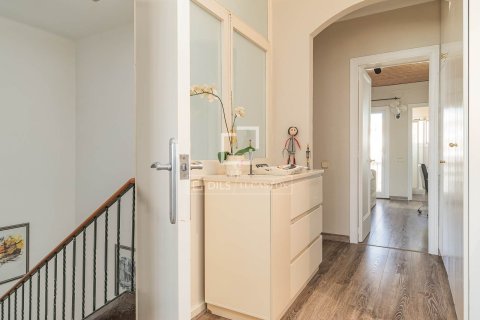 Villa for sale in El Masnou, Barcelona, Spain 6 bedrooms, 289 sq.m. No. 150871 - photo 10