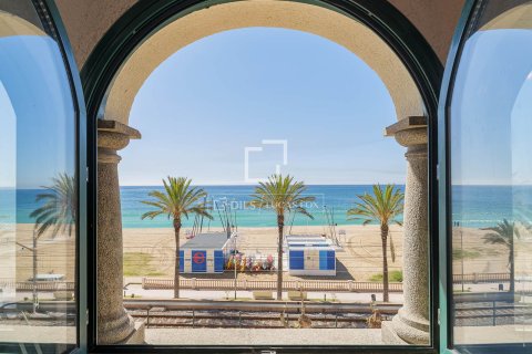 Villa for sale in El Masnou, Barcelona, Spain 6 bedrooms, 289 sq.m. No. 150871 - photo 2