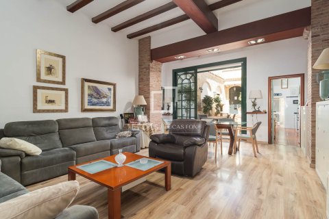 Villa for sale in El Masnou, Barcelona, Spain 6 bedrooms, 289 sq.m. No. 150871 - photo 3