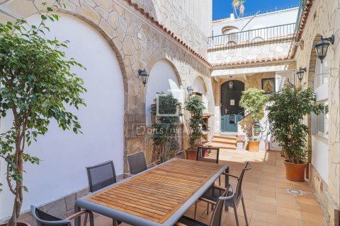 Villa for sale in El Masnou, Barcelona, Spain 6 bedrooms, 289 sq.m. No. 150871 - photo 4