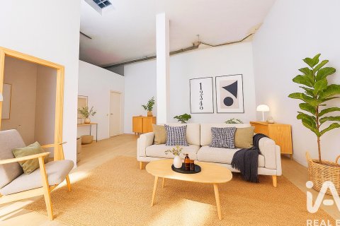 Commercial property in Alicante, Spain 2 bedrooms, 181 sq.m. No. 185435