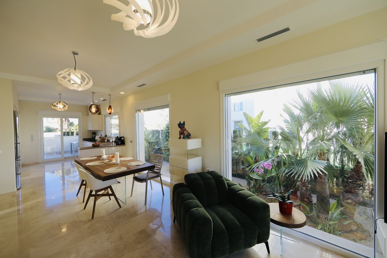 Villa in La Zenia, Alicante, Spain 5 bedrooms, 306 sq.m. No. 146396
