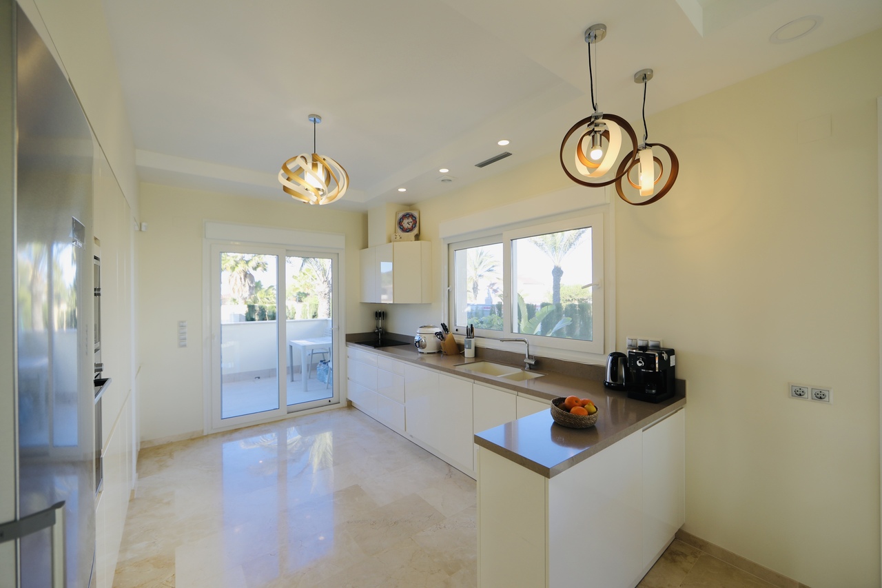 Villa in La Zenia, Alicante, Spain 5 bedrooms, 306 sq.m. No. 146396
