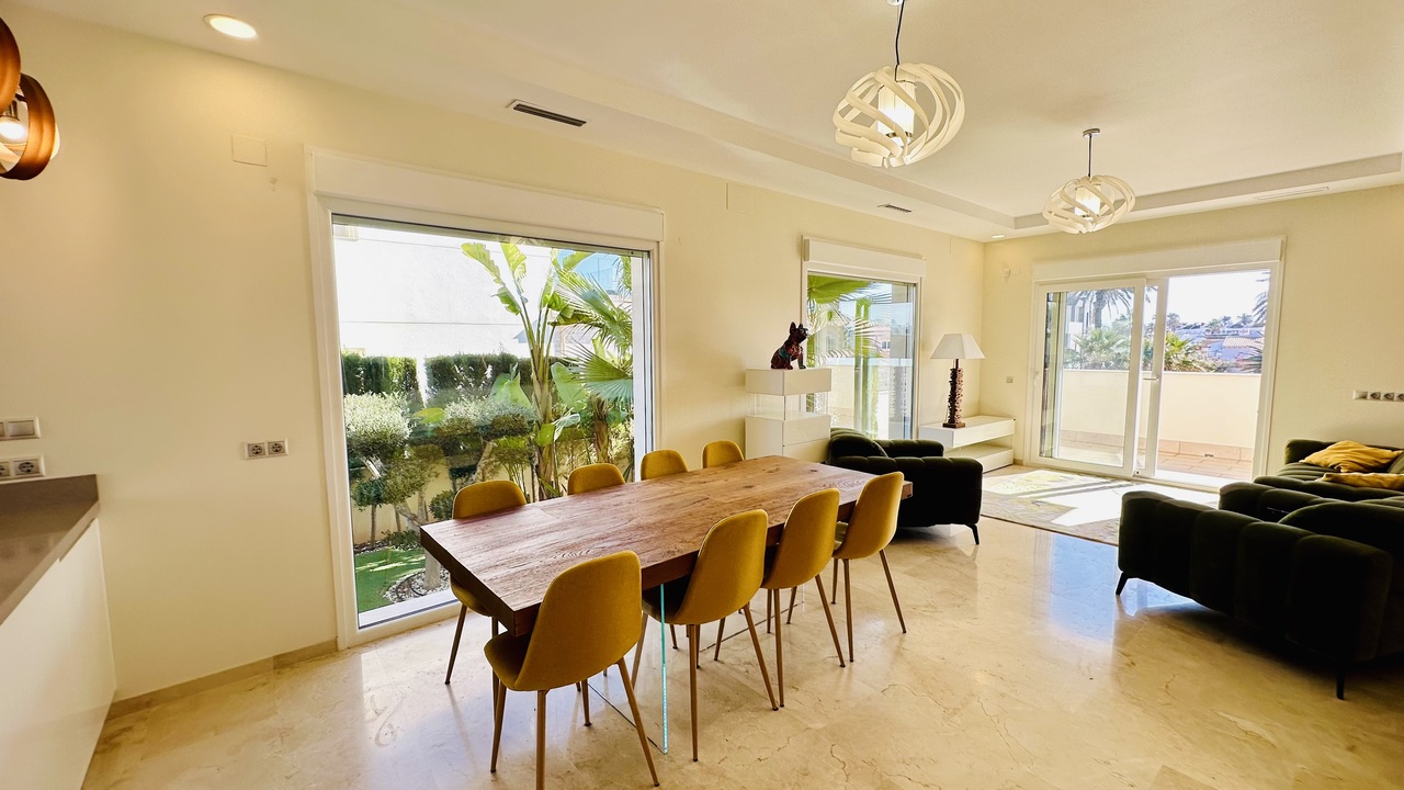 Villa in La Zenia, Alicante, Spain 5 bedrooms, 306 sq.m. No. 146396
