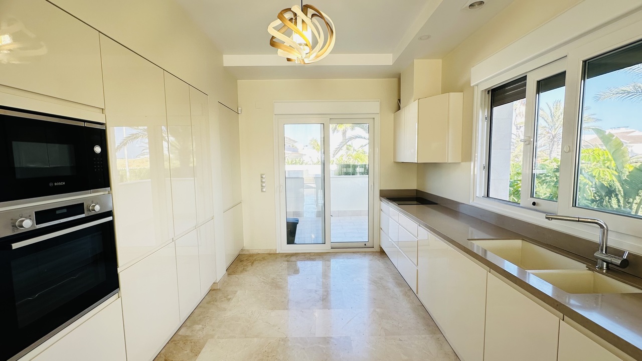 Villa in La Zenia, Alicante, Spain 5 bedrooms, 306 sq.m. No. 146396
