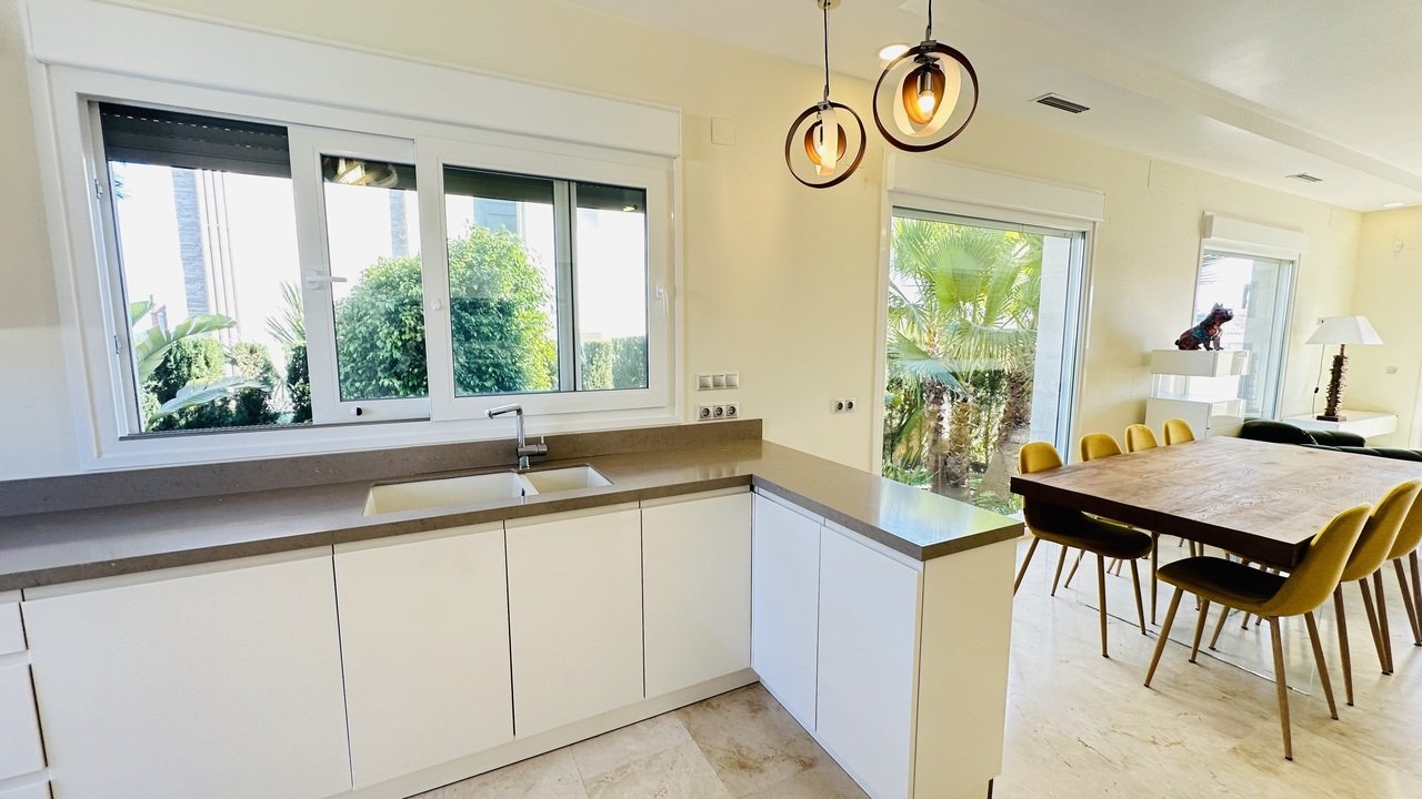 Villa in La Zenia, Alicante, Spain 5 bedrooms, 306 sq.m. No. 146396