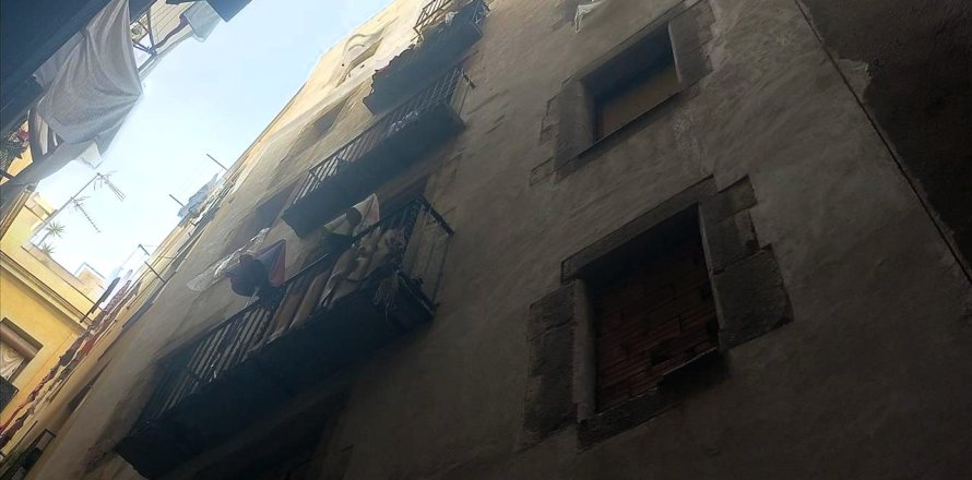 Commercial property in Barcelona, Spain 2 bedrooms, 549 sq.m. No. 166953