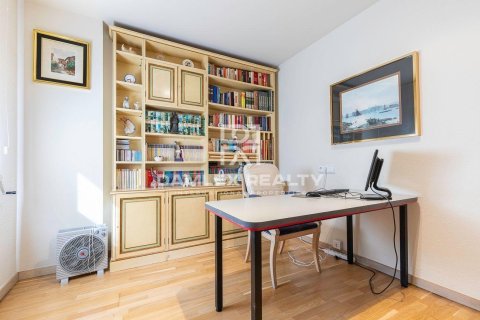 Kamienica w Lloret de Mar, Girona, Hiszpania 5 sypialni, 450 mkw. nr 176940 – zdjęcie 17