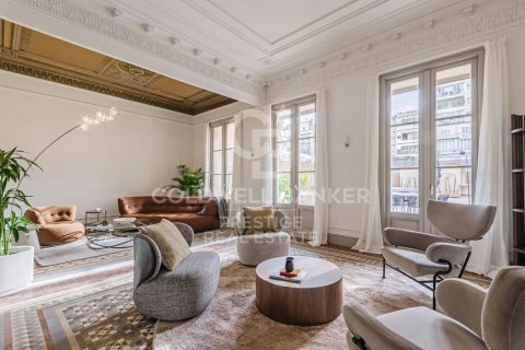 Apartamento en venta en Barcelona, España 3 dormitorios, 242 m2 No. 157185 - foto 2